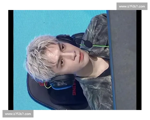 罗云熙现身赛场专注观赛引热议球迷视角下的明星时刻全程记录精彩瞬间